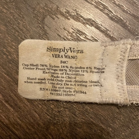 Vera Wang Bra 34C - Picture 5 of 8